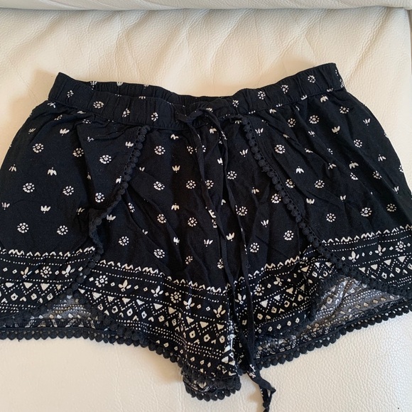 Hollister black printed flow shorts with lots of detailing size extra small - Picture 9 of 10